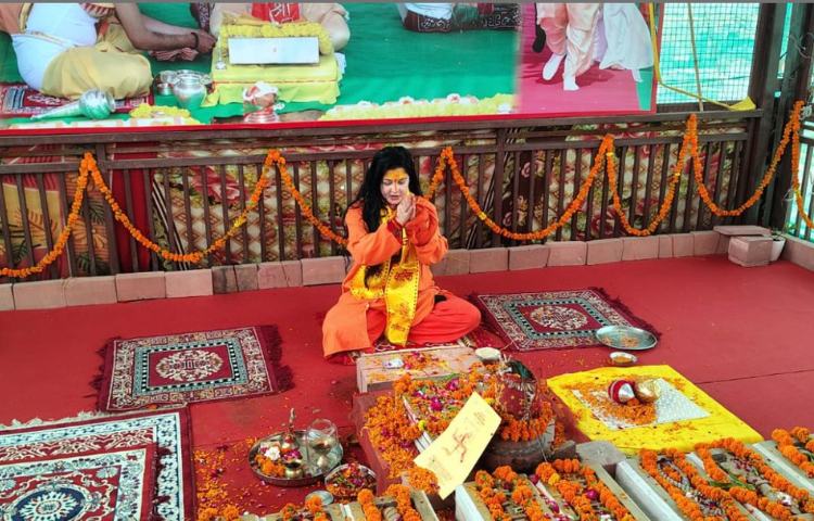 संभल कल्कि धाम में किन्नर अखाड़ा महामंडलेश्वर ममता कुलकर्णी